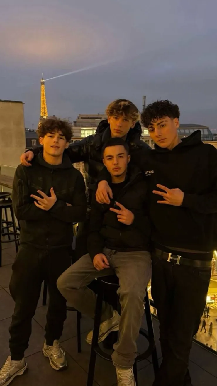 ai character: Groupe de gars background