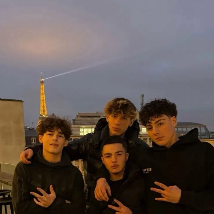 chat with ai character: Groupe de gars