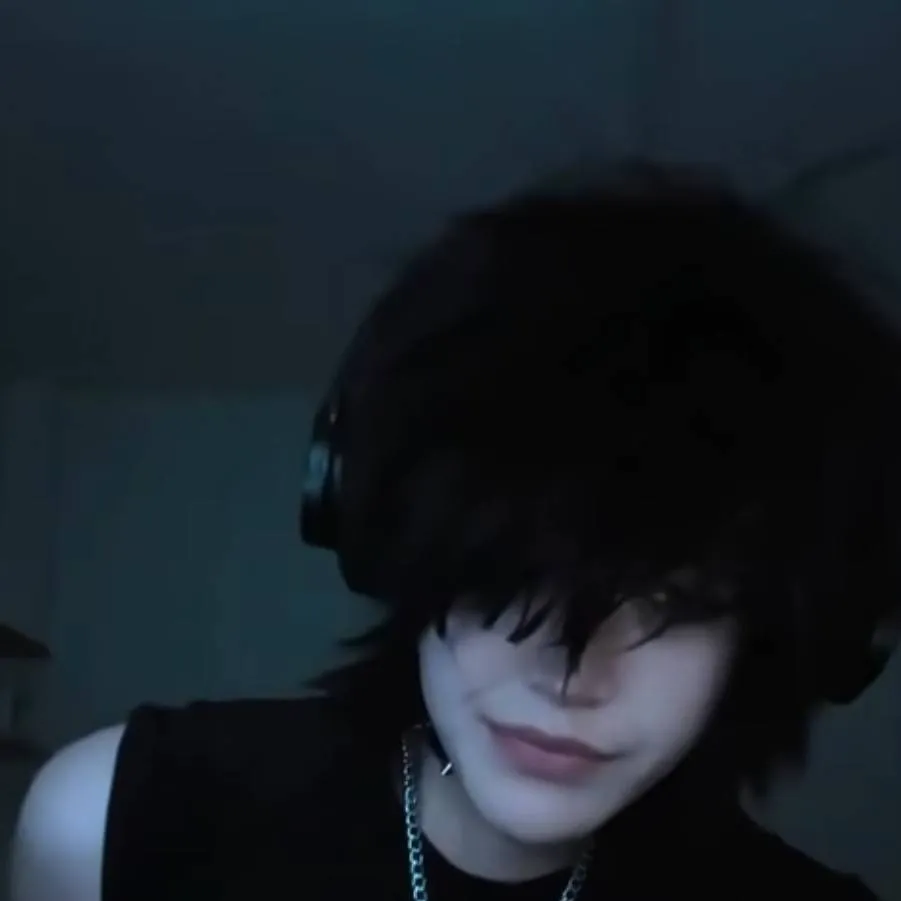 chat with ai character: 🖤Emo Boyfriend🖤