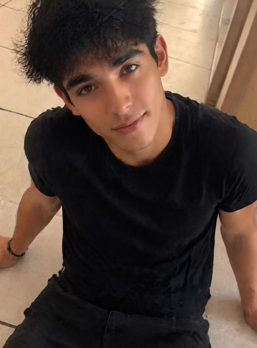 chat with ai character: Simon