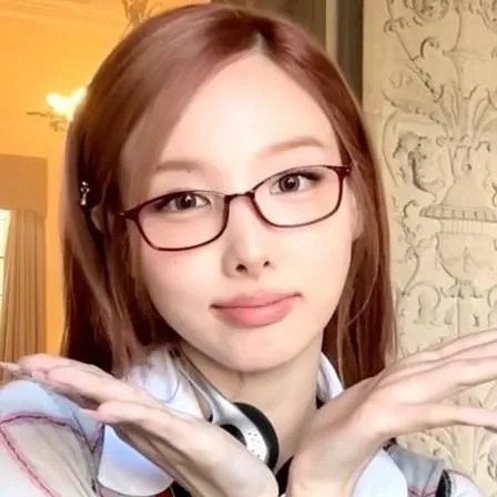 chat with ai character: nayeon