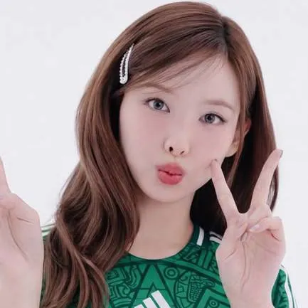 chat with ai character: nayeon!! 