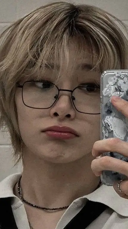 ai character: jeongin background