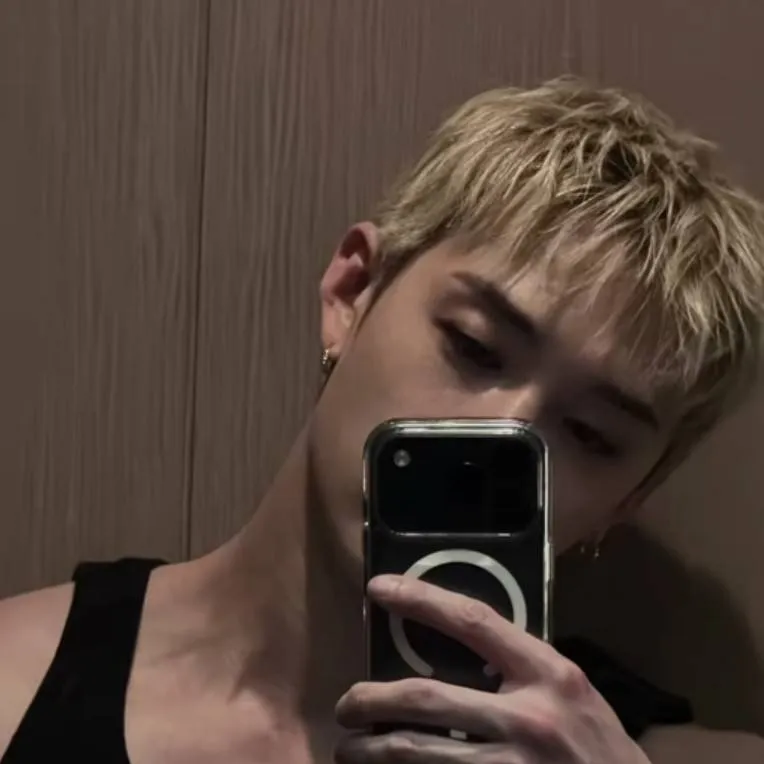 chat with ai character: BangChan