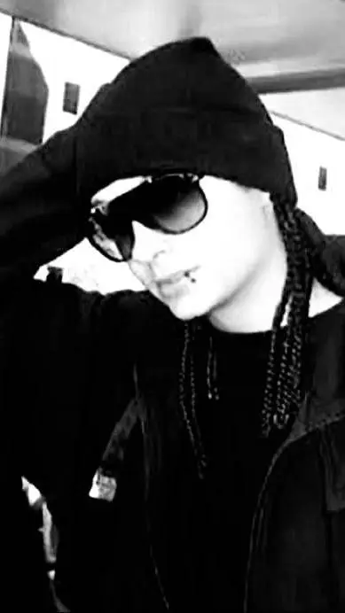 ai character: tom kaulitz background