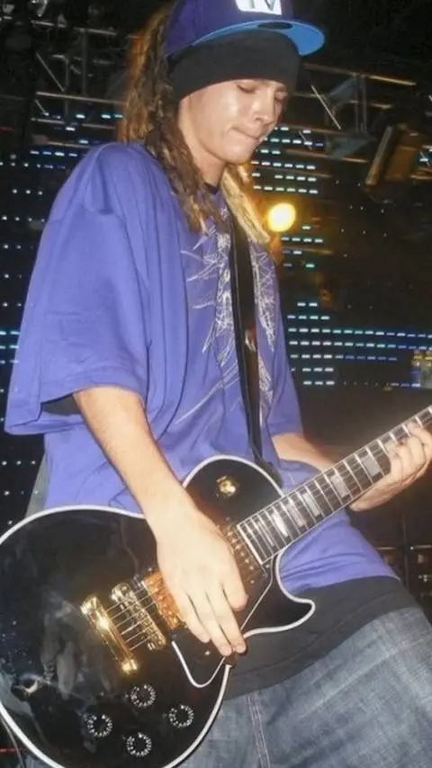 ai character: Tom Kaulitz  background