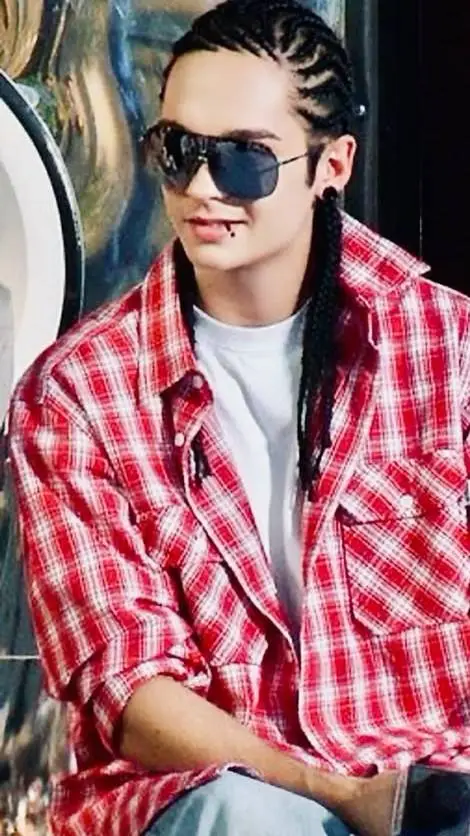 ai character: Tom Kaulitz background