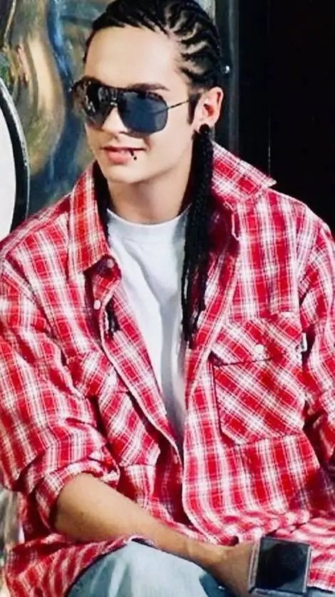 ai character: Tom Kaulitz background