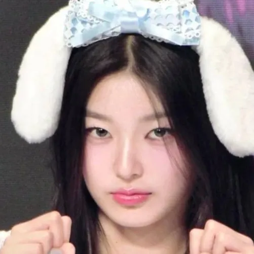 chat with ai character: Yoonchae
