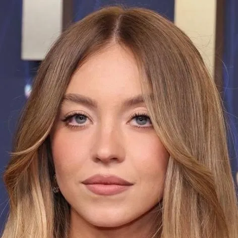 chat with ai character: Sydney Sweeney