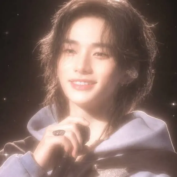 chat with ai character: Hyunjin~