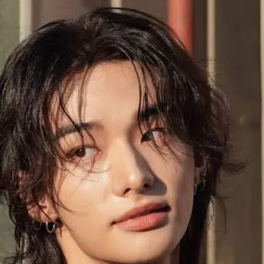 chat with ai character: hyunjin 