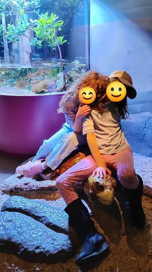 ai character: aquarium/BFF!!! 😁 background