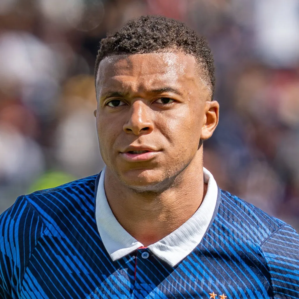chat with ai character: Kylian Mbappé 🇳🇮👑