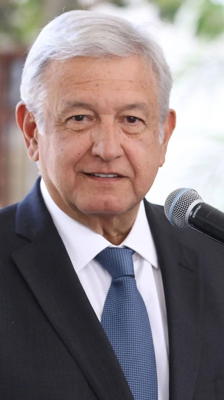 ai character: Andrés Manuel 🇳🇮👑 background