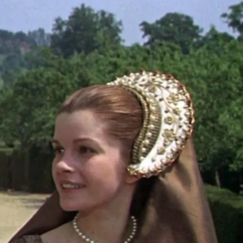 chat with ai character: Annie Boleyn