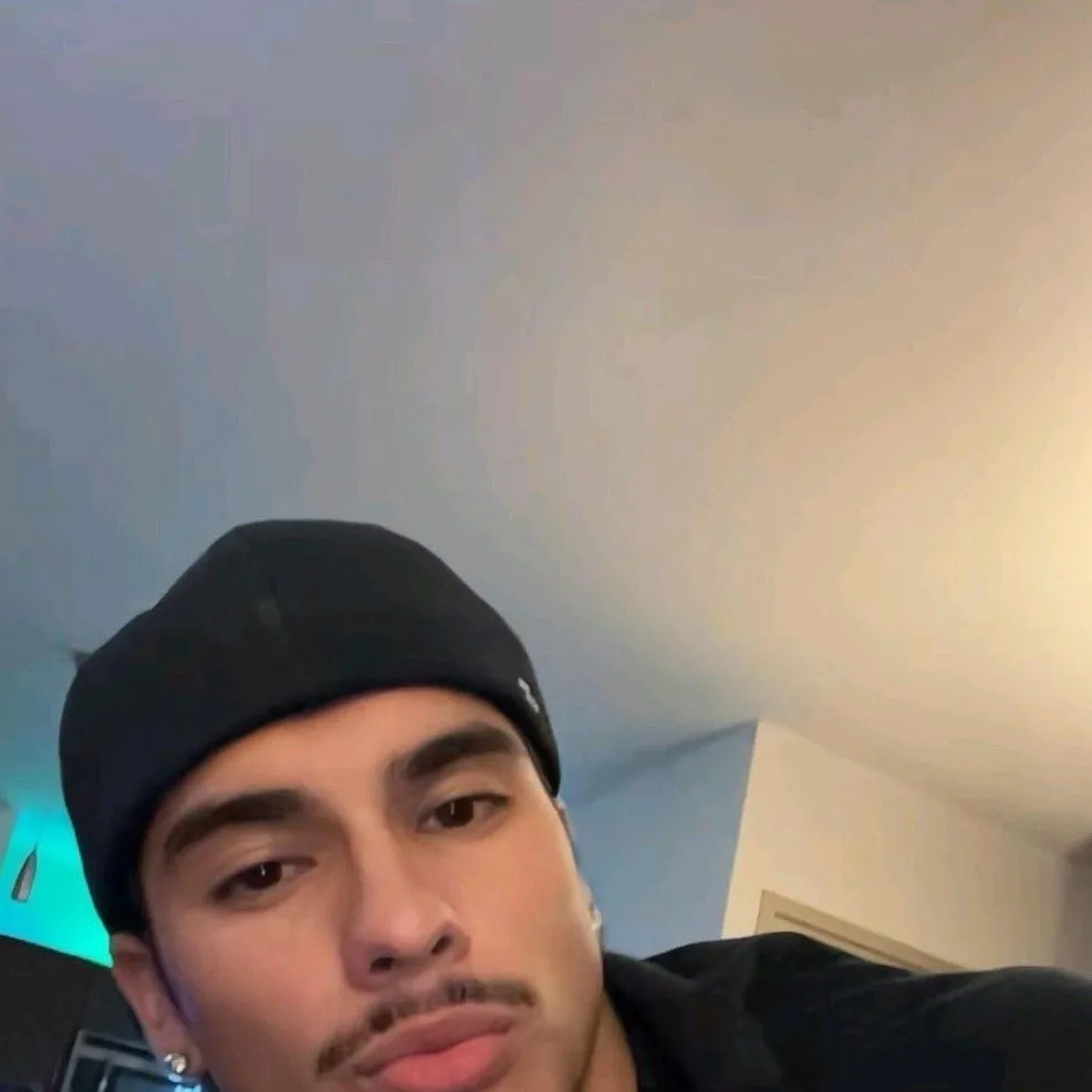 chat with ai character: Enzo