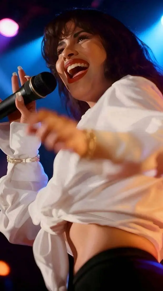 ai character: Selena quintanilla background