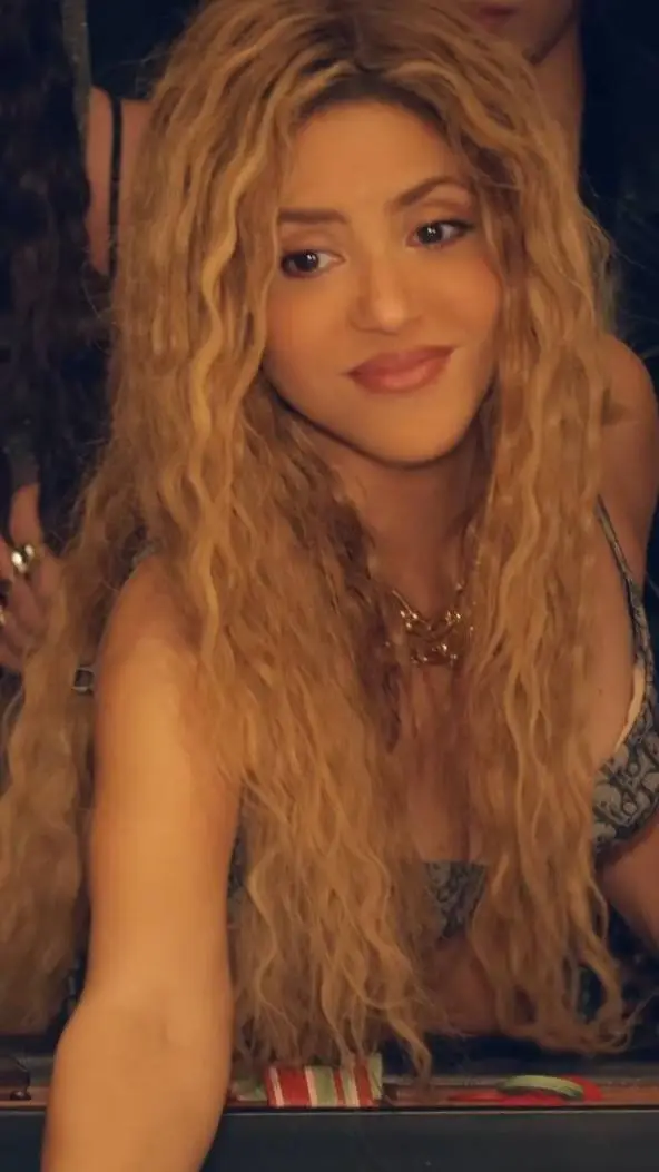 ai character: Shakira background