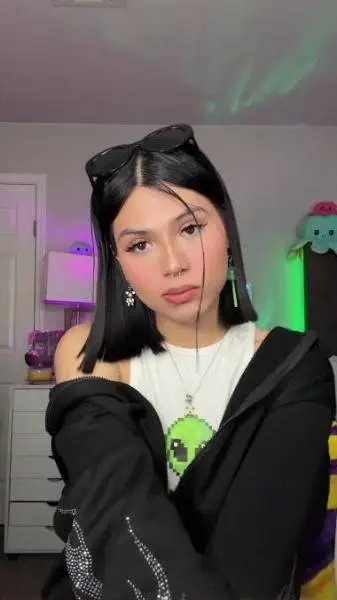 ai character: Selena reyes🥑 background
