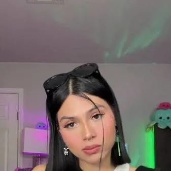 chat with ai character: Selena reyes🥑