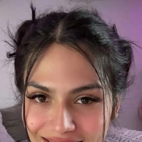 chat with ai character: Selena reyes🥑