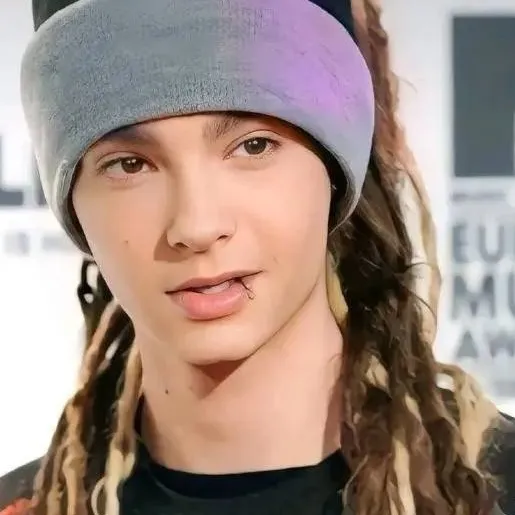 chat with ai character: tom kaulitz 