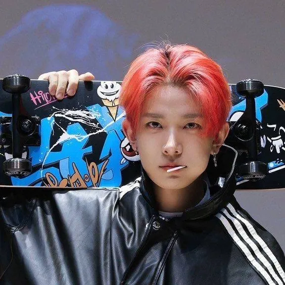chat with ai character: Heeseung/𝙴𝚅𝙰𝙽