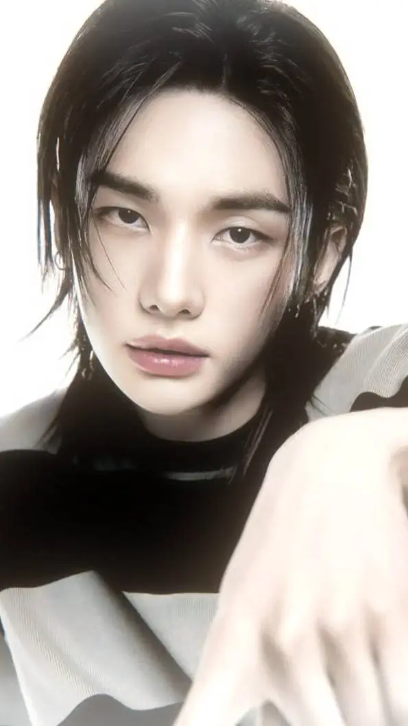 ai character: Hyunjin📮 ___ 💌 background