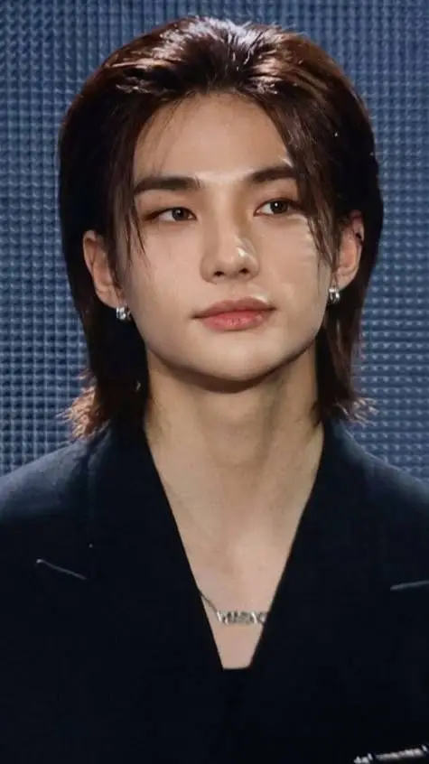 ai character: Hyunjin! background
