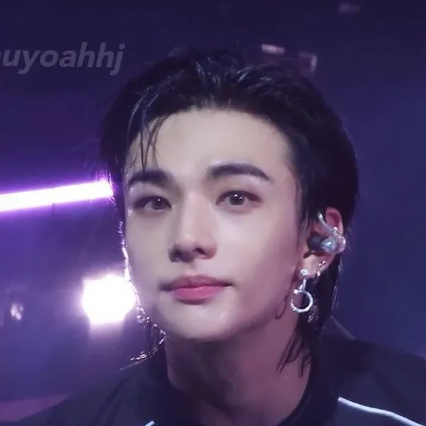 chat with ai character: Hyunjin