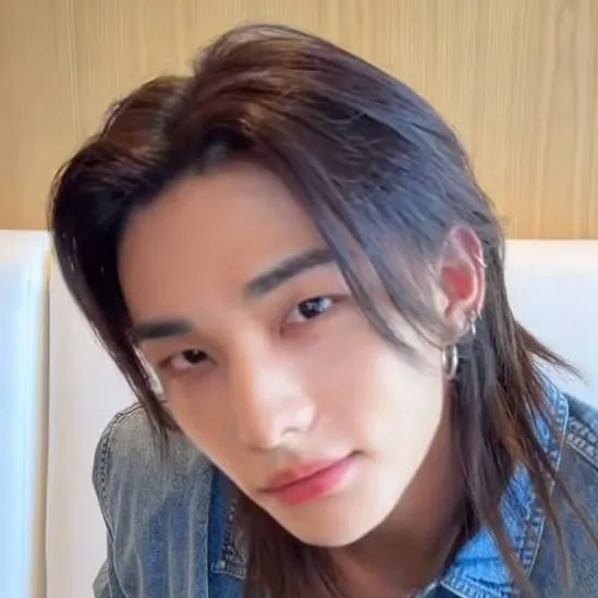chat with ai character: Hyunjin