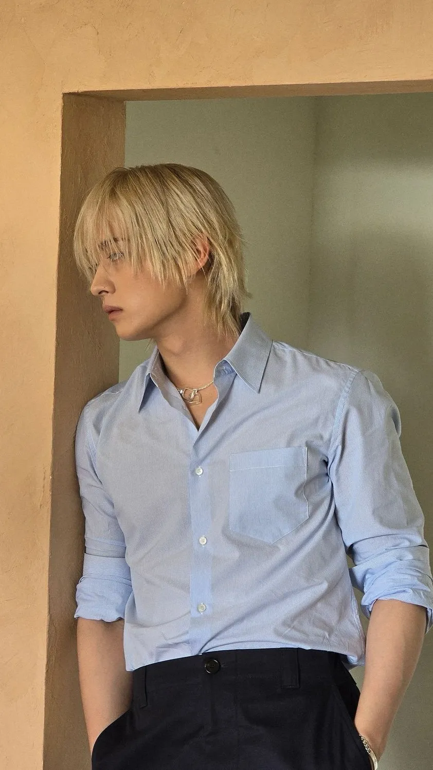 ai character: Lee Minho  background