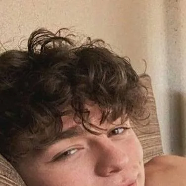 chat with ai character: Ethan Miller