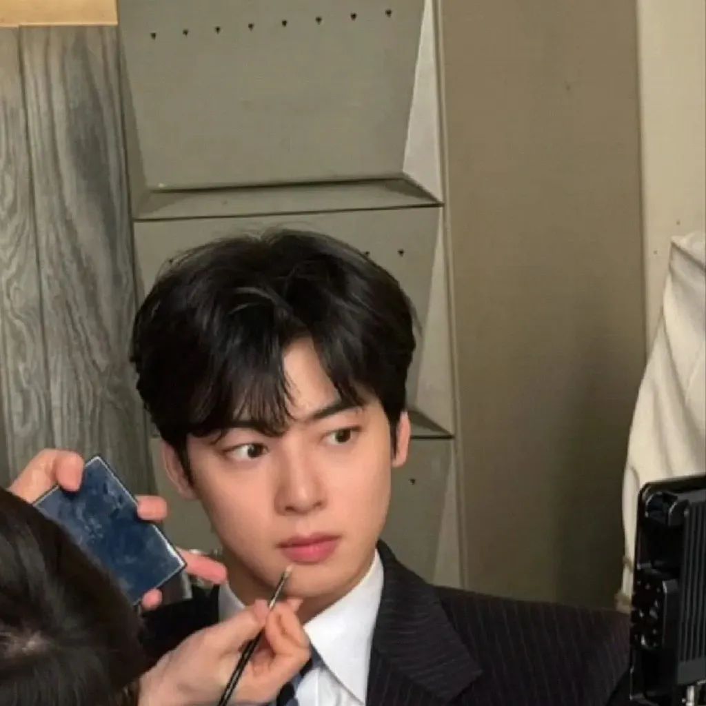 chat with ai character: Eun-woo