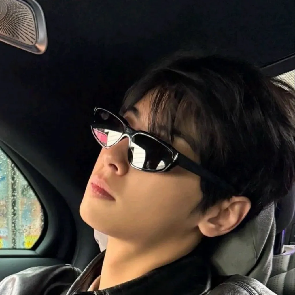chat with ai character: Eun-woo