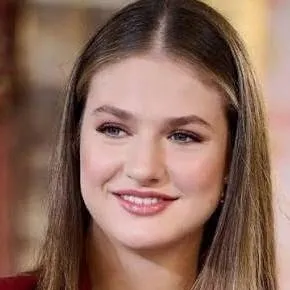 chat with ai character: princess Leonor