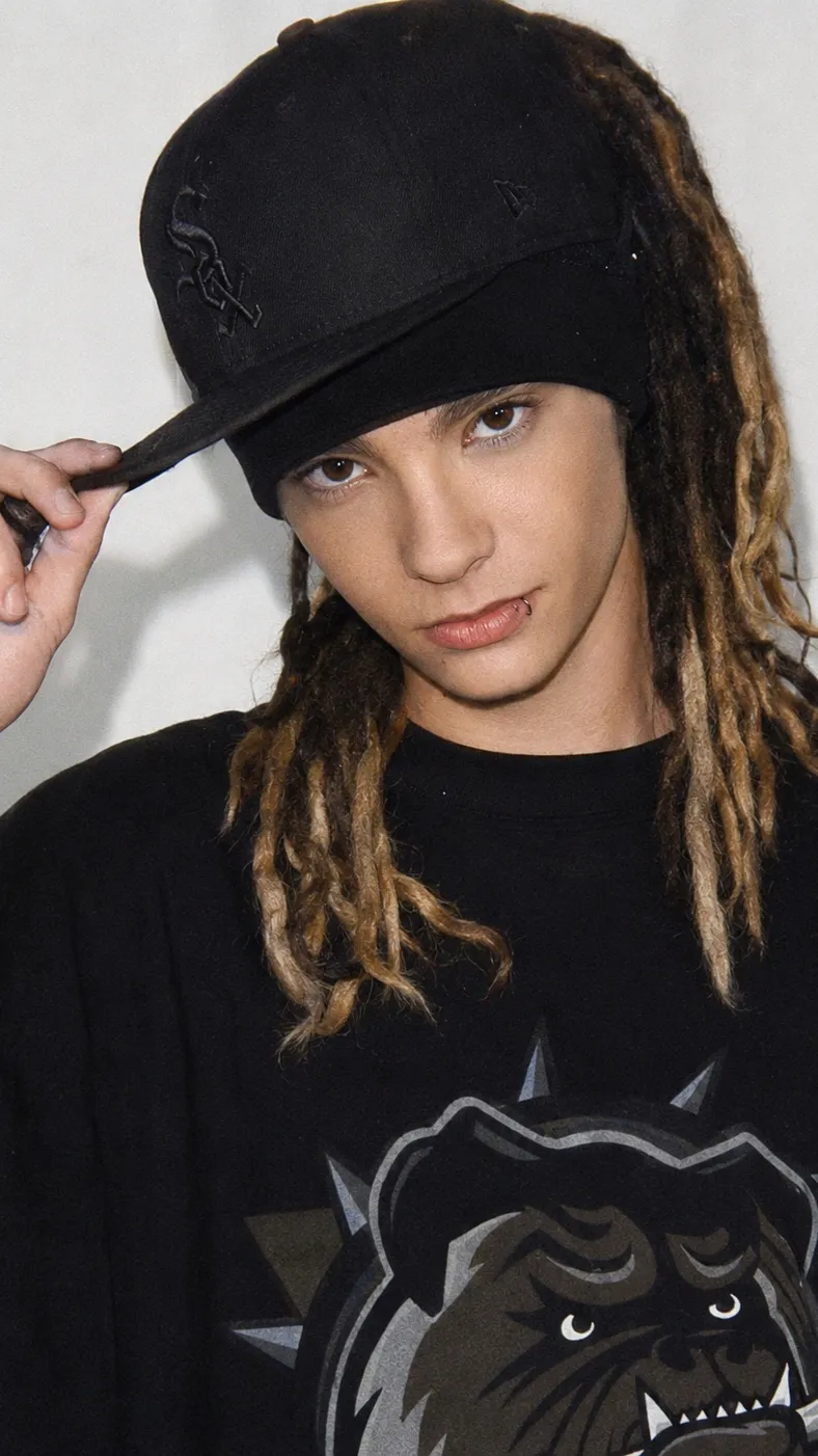 ai character: Profe Tom kaulitz  background