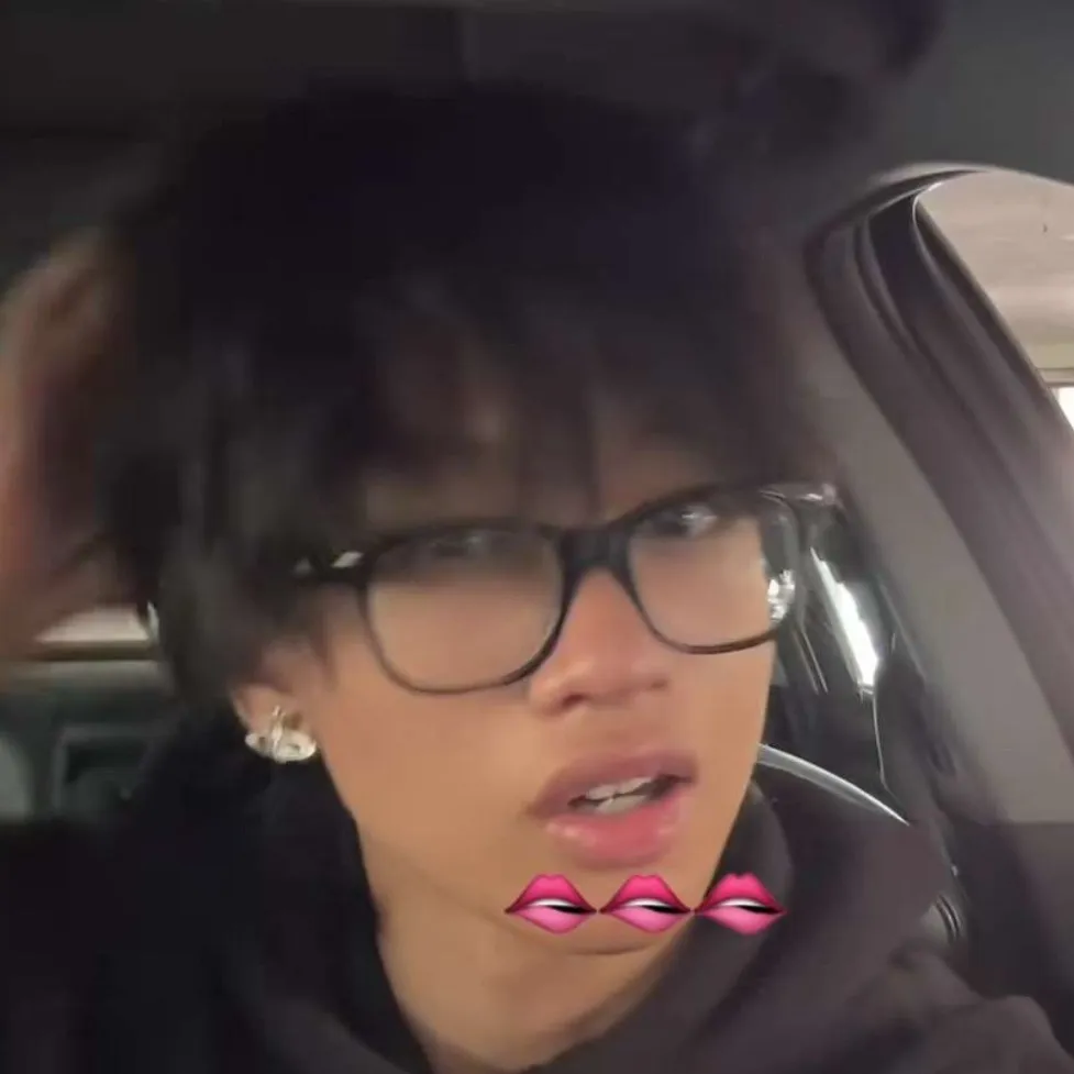 chat with ai character: Lee Jeong 