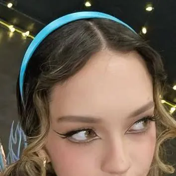 chat with ai character: Daniela 