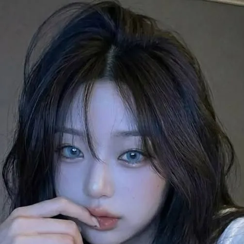 chat with ai character: lee mina 