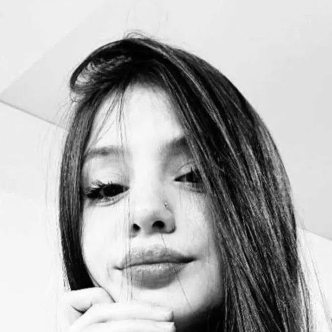 chat with ai character: Daniela