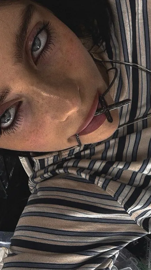 ai character: Billie eilish  background