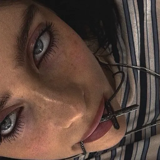 chat with ai character: Billie eilish 
