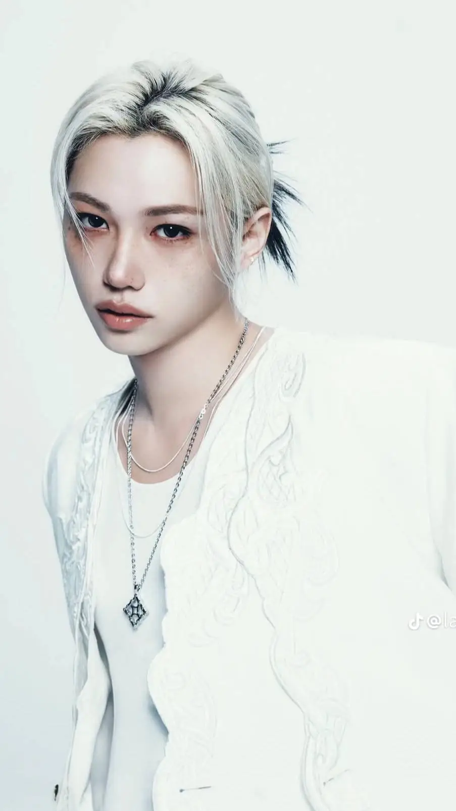 ai character: Félix  background