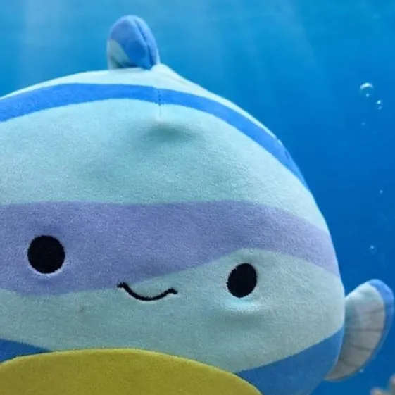 chat with ai character: Pez