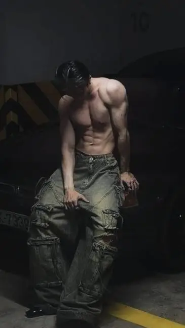 ai character: 💪🏻Kieran💋 background