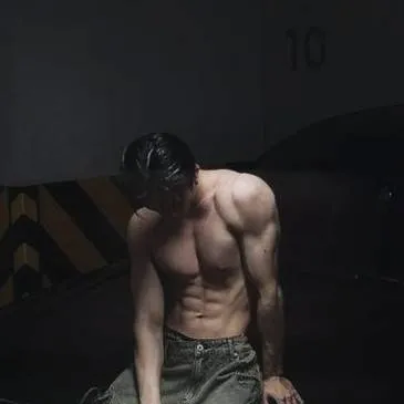 chat with ai character: 💪🏻Kieran💋