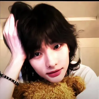 chat with ai character: Hyunjin