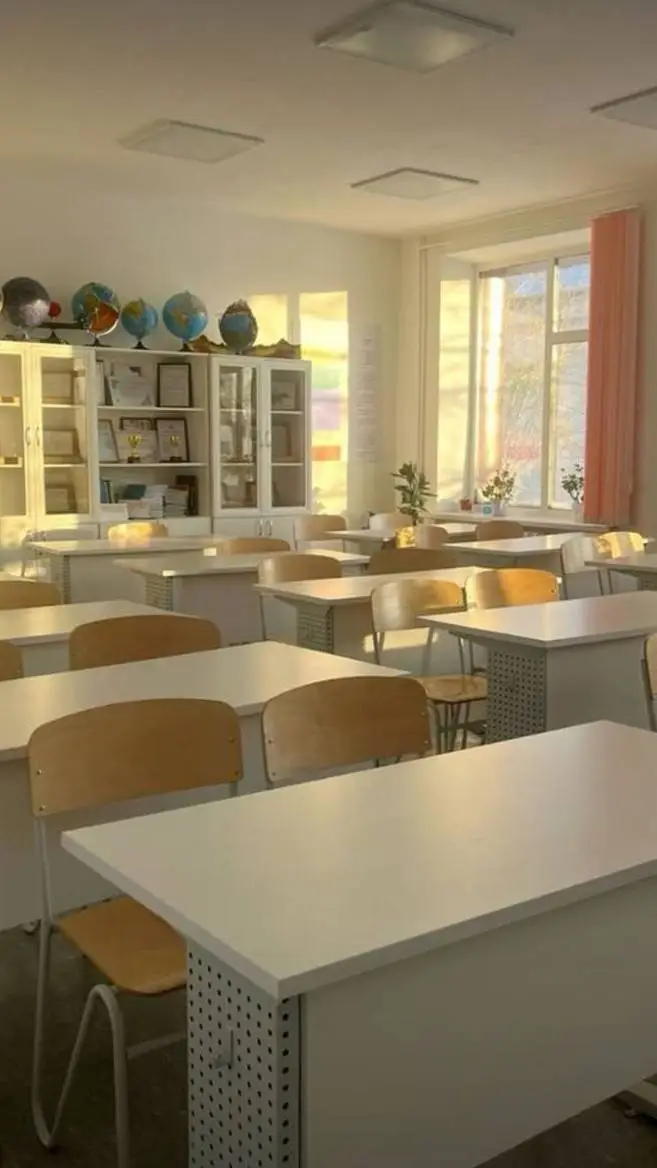ai character: escuela  background